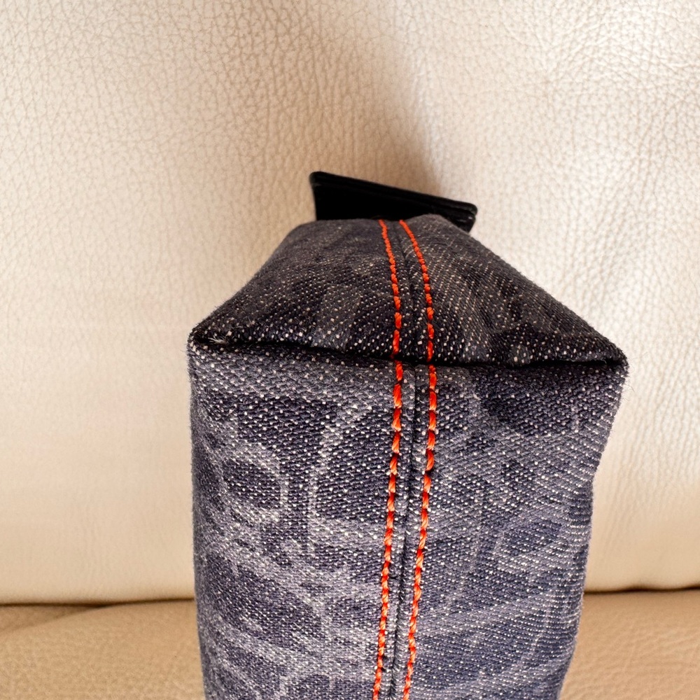 💯 CHRISTIAN DIOR
Blue Trotter Denim Flight Cosmetic Pouch - Picture 10 of 16